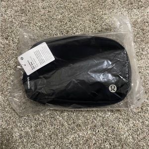 Lululemon everywhere belt bag, black